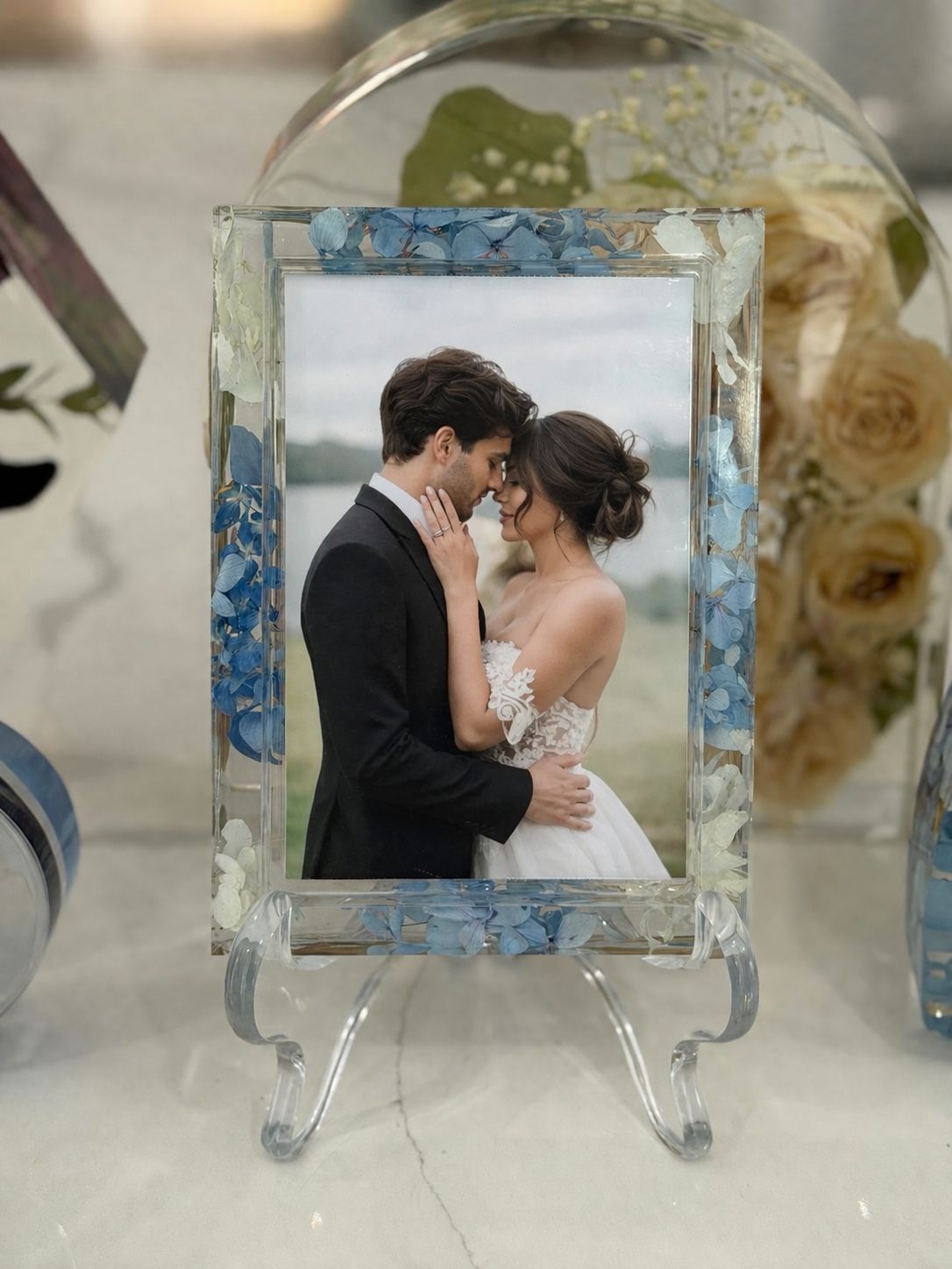 Resin wedding photo frame with preserved blue flowers